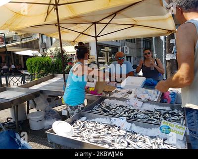 Menschen, die am 1. August 2020 auf dem Flohmarkt in Thessaloniki, Griechenland, eine Gesichtsmask tragen. Die Öffentlichkeit in Griechenland begann sich zu entspannen und die obligatorische soziale Distanzierung zu vermeiden und trug obligatorische Gesichtsmaskensicherheitsmaßnahmen wegen des Pandemieausbruchs des Coronavirus Covid-19 während eines der wärmsten Tage des Sommers, wobei die Temperatur lokal mehr als 40 Grad Celsius erreichte, Eine Hitzewelle, die vielleicht den heißesten Tag des Sommers geben wird. Menschen werden auf einem öffentlichen Straßenmarkt ohne Gesichtsmaske gesehen, ohne eine bestimmte Distanz zu haben und ohne dass jeder Verkäufer nur einen Kunden wie ich hat Stockfoto