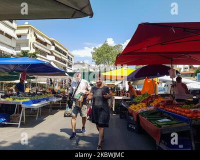 Menschen, die am 1. August 2020 auf dem Flohmarkt in Thessaloniki, Griechenland, eine Gesichtsmask tragen. Die Öffentlichkeit in Griechenland begann sich zu entspannen und die obligatorische soziale Distanzierung zu vermeiden und trug obligatorische Gesichtsmaskensicherheitsmaßnahmen wegen des Pandemieausbruchs des Coronavirus Covid-19 während eines der wärmsten Tage des Sommers, wobei die Temperatur lokal mehr als 40 Grad Celsius erreichte, Eine Hitzewelle, die vielleicht den heißesten Tag des Sommers geben wird. Menschen werden auf einem öffentlichen Straßenmarkt ohne Gesichtsmaske gesehen, ohne eine bestimmte Distanz zu haben und ohne dass jeder Verkäufer nur einen Kunden wie ich hat Stockfoto