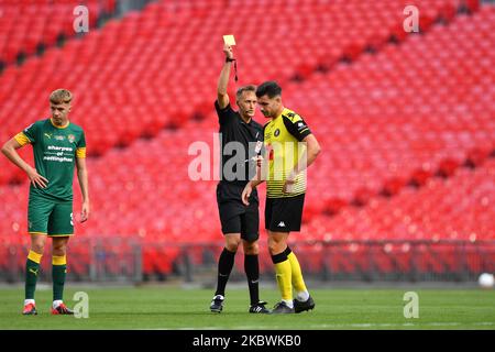 Schiedsrichter James Bell zeigt Connor Hall (20) in Harrogate Town während des Vanarama National League Playoff Finales zwischen Notts County und Harrogate Town im Wembley Stadium, London, Großbritannien, am 2. August 2020 eine gelbe Karte. (Foto von Jon Hobley/MI News/NurPhoto) Stockfoto