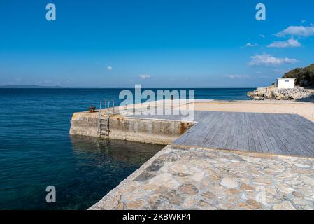 Vor der Saison an der Küste in Petrcane bei Zadar in der dalmatinischen Region in Kroatien. Stockfoto