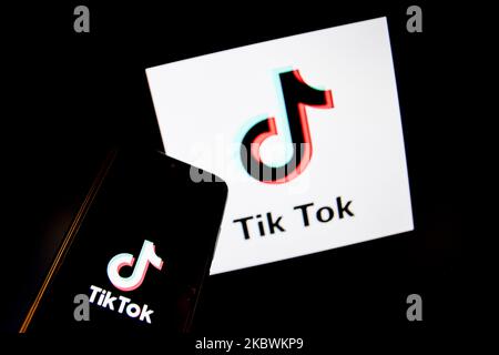 TikTok Nahaufzug-Logo auf einem Smartphone-Bildschirm und ein weiteres TikTok-Logo als Hintergrund auf einem TV-Bildschirm in Chania, Kreta, Griechenland am 3. August 2020. US-Präsident Donald Trump droht und plant, die beliebte Video-Sharing-App TikTok aus den USA wegen des Sicherheitsrisikos zu verbieten. (Foto von Nikolas Kokovlis/NurPhoto) Stockfoto
