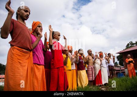 Hinduistische Devoten führen am 3. August 2020 während des Janai Purnima Festivals im Pashupatinath Tempel in Kathmandu, Nepal, ein Ritual durch. Das Janai Purnima Festival ist bekannt als das Heilige Faden Festival, bei dem Hindu-Männer, vor allem die Brahmanen und Chettris, ihren jährlichen wechselnden heiligen Faden, der Janai genannt wird, der über der Brust getragen oder um das Handgelenk gebunden wird, durchführen. (Foto von Rojan Shrestha/NurPhoto) Stockfoto