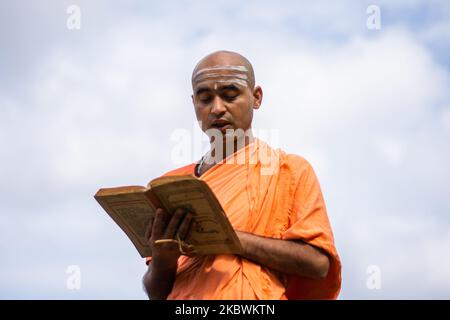 Hinduistische Devoten führen am 3. August 2020 während des Janai Purnima Festivals im Pashupatinath Tempel in Kathmandu, Nepal, ein Ritual durch. Das Janai Purnima Festival ist bekannt als das Heilige Faden Festival, bei dem Hindu-Männer, vor allem die Brahmanen und Chettris, ihren jährlichen wechselnden heiligen Faden, der Janai genannt wird, der über der Brust getragen oder um das Handgelenk gebunden wird, durchführen. (Foto von Rojan Shrestha/NurPhoto) Stockfoto