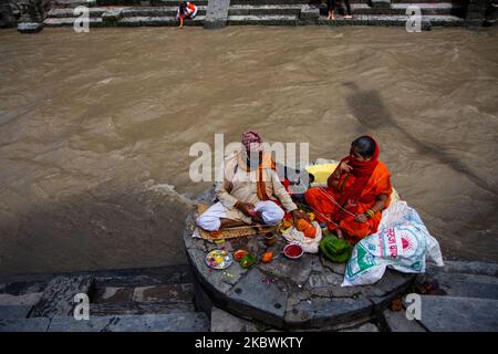 Hindu-Priester hält heiligen Faden während des Janai Purnima Festivals im Pashupatinath Tempel in Kathmandu, Nepal, am 3. August 2020. Das Janai Purnima Festival ist bekannt als das Heilige Faden Festival, bei dem Hindu-Männer, vor allem die Brahmanen und Chettris, ihren jährlichen wechselnden heiligen Faden, der Janai genannt wird, der über der Brust getragen oder um das Handgelenk gebunden wird, durchführen. (Foto von Rojan Shrestha/NurPhoto) Stockfoto