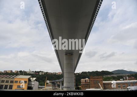 Gesamtansicht der neuen Brücke Genua-San Giorgio, die vom Architekten Renzo Piano (ex Ponte Morandi) vor der offiziellen Einweihung durch den italienischen Staatschef Sergio Mattarella am 3. August 2020 in Genua, Italien, entworfen wurde. (Foto: Andrea Diodato/NurPhoto) Stockfoto