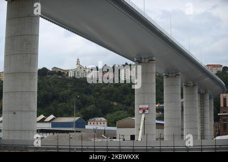 Gesamtansicht der neuen Brücke Genua-San Giorgio, die vom Architekten Renzo Piano (ex Ponte Morandi) vor der offiziellen Einweihung durch den italienischen Staatschef Sergio Mattarella am 3. August 2020 in Genua, Italien, entworfen wurde. (Foto: Andrea Diodato/NurPhoto) Stockfoto