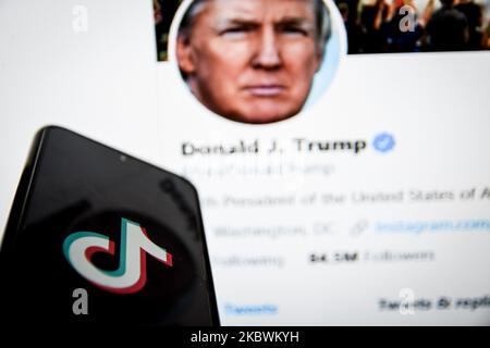 TikTok Nahauflauflogo auf einem Smartphone-Bildschirm und der Twitter-Feed des US-Präsidenten Donald Trump als Hintergrund auf einem TV-Bildschirm in Chania, Kreta, Griechenland am 3. August 2020. US-Präsident Donald Trump droht und plant, die beliebte Video-Sharing-App TikTok aus den USA wegen des Sicherheitsrisikos zu verbieten. (Foto von Nikolas Kokovlis/NurPhoto) Stockfoto