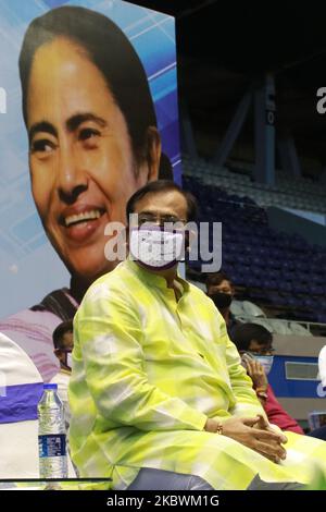 Aroop Biswas State Sports Minister Teil des Programms West bengalen Regierung feiert das Hindu-Festival von Raksha Bandhan, im Netaji Indoor Stadium in Kalkutta, Indien am 3. August 2020. (Foto: Debajyoti Chakraborty/NurPhoto) das Raksha Bandhan-Fest wird durch eine Zeremonie gekennzeichnet, bei der Schwestern heilige Fäden, die als "Rakhi" bekannt sind, an den Handgelenken ihrer Brüder binden, um für ihren Wohlstand und ihr Glück zu beten. (Foto von Debajyoti Chakraborty/NurPhoto) Stockfoto