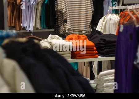 Verschiedene Kleidung, Kleid mehrfarbige Kleidung Hosen, im Bekleidungsgeschäft Kaufhaus Stockfoto