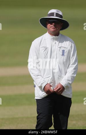 Der Schiedsrichter Graham Lloyd beim Bob Willis Trophy-Spiel zwischen Durham und Yorkshire in Emirates Riverside, Chester le Street, England, am 3.. August 2020. (Foto von Mark Fletcher MI News/NurPhoto) Stockfoto