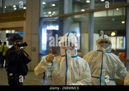 Chinesische Ingenieure kommen mit Biogefahrenschutzanzügen an, um die Ausbreitung des neuartigen Coronavirus auf einem beschleunigten Flug zum internationalen Flughafen El Dorado zu verhindern, um am 3 2020. August in Bogota, Kolumbien, mit der Planung des U-Bahn-Systems von Bogota zu beginnen. (Foto von Sebastian Barros/NurPhoto) Stockfoto