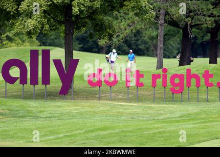 Tom Byrum aus San Antonio, Texas, geht mit seinem Caddie auf dem Fairway in Richtung des 9. Green hinter der Sponsorenbeschilderung während der zweiten Runde des von McLaren im Warwick Hills Golf & Country Club in Grand Blanc, MI, USA, präsentierten The Ally Challenge Golf-Turniers, Samstag, 1. August, 2020. (Foto von Amy Lemus/NurPhoto) Stockfoto