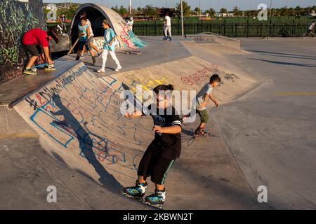 Jugendliche skaten und führen Tricks in einem lokalen Skatepark in Istanbul, Türkei, am 3. August 2020 während der Eid al-Adha-Ferien durch. (Foto von Erhan Demirtas/NurPhoto) Stockfoto