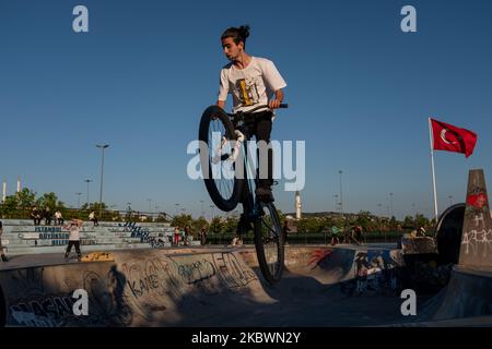 Jugendliche skaten und führen Tricks in einem lokalen Skatepark in Istanbul, Türkei, am 3. August 2020 während der Eid al-Adha-Ferien durch. (Foto von Erhan Demirtas/NurPhoto) Stockfoto