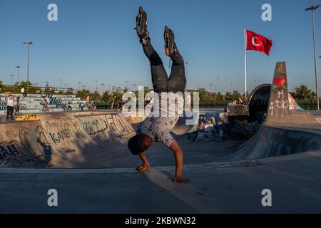 Jugendliche skaten und führen Tricks in einem lokalen Skatepark in Istanbul, Türkei, am 3. August 2020 während der Eid al-Adha-Ferien durch. (Foto von Erhan Demirtas/NurPhoto) Stockfoto