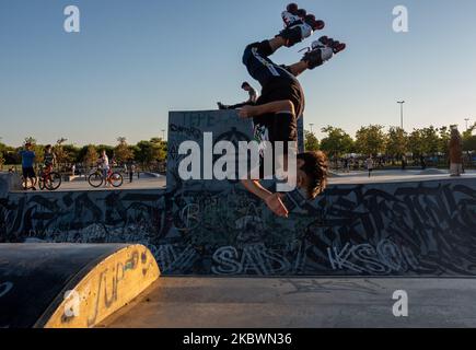 Jugendliche skaten und führen Tricks in einem lokalen Skatepark in Istanbul, Türkei, am 3. August 2020 während der Eid al-Adha-Ferien durch. (Foto von Erhan Demirtas/NurPhoto) Stockfoto