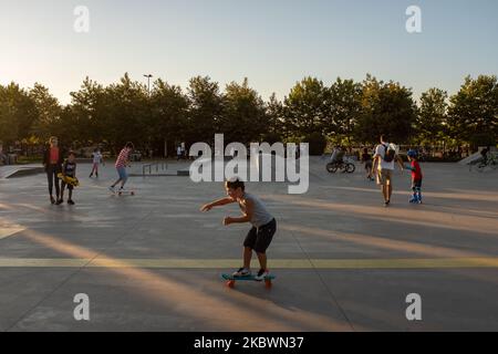 Jugendliche skaten und führen Tricks in einem lokalen Skatepark in Istanbul, Türkei, am 3. August 2020 während der Eid al-Adha-Ferien durch. (Foto von Erhan Demirtas/NurPhoto) Stockfoto