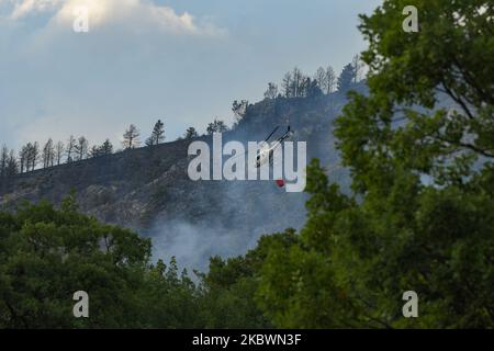 Die Brände der letzten Tage im Nationalpark der Abruzzen, an den Hängen des Gran Sasso, bedrohen die Hauptstadt Abbruzzes. Zahlreiche Angestellte, darunter Freiwillige, Katastrophenschutz und Feuerwehrleute. Am 3. August 2020 in L'Aquila, Italien. (Foto von Riccardo Fabi/NurPhoto) Stockfoto