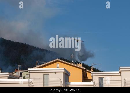 Die Brände der letzten Tage im Nationalpark der Abruzzen, an den Hängen des Gran Sasso, bedrohen die Hauptstadt Abbruzzes. Zahlreiche Angestellte, darunter Freiwillige, Katastrophenschutz und Feuerwehrleute. Am 3. August 2020 in L'Aquila, Italien. (Foto von Riccardo Fabi/NurPhoto) Stockfoto