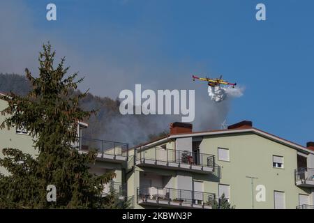 Die Brände der letzten Tage im Nationalpark der Abruzzen, an den Hängen des Gran Sasso, bedrohen die Hauptstadt Abbruzzes. Zahlreiche Angestellte, darunter Freiwillige, Katastrophenschutz und Feuerwehrleute. Am 3. August 2020 in L'Aquila, Italien. (Foto von Riccardo Fabi/NurPhoto) Stockfoto