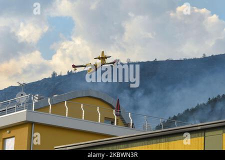 Die Brände der letzten Tage im Nationalpark der Abruzzen, an den Hängen des Gran Sasso, bedrohen die Hauptstadt Abbruzzes. Zahlreiche Angestellte, darunter Freiwillige, Katastrophenschutz und Feuerwehrleute. Am 3. August 2020 in L'Aquila, Italien. (Foto von Riccardo Fabi/NurPhoto) Stockfoto