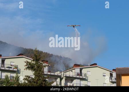 Die Brände der letzten Tage im Nationalpark der Abruzzen, an den Hängen des Gran Sasso, bedrohen die Hauptstadt Abbruzzes. Zahlreiche Angestellte, darunter Freiwillige, Katastrophenschutz und Feuerwehrleute. Am 3. August 2020 in L'Aquila, Italien. (Foto von Riccardo Fabi/NurPhoto) Stockfoto