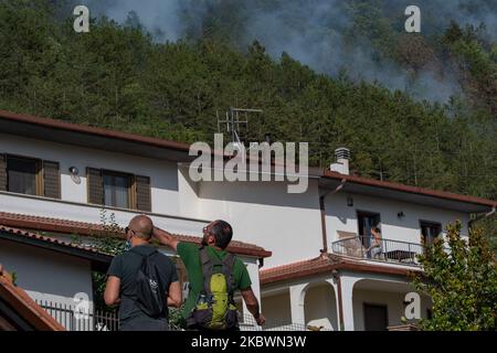 Die Brände der letzten Tage im Nationalpark der Abruzzen, an den Hängen des Gran Sasso, bedrohen die Hauptstadt Abbruzzes. Zahlreiche Angestellte, darunter Freiwillige, Katastrophenschutz und Feuerwehrleute. Am 3. August 2020 in L'Aquila, Italien. (Foto von Riccardo Fabi/NurPhoto) Stockfoto