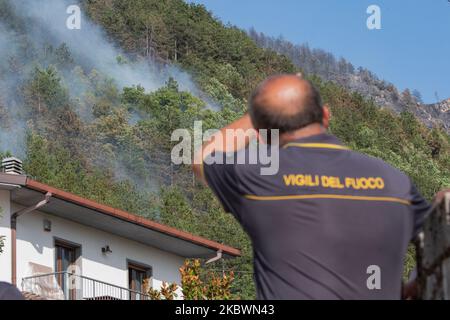 Die Brände der letzten Tage im Nationalpark der Abruzzen, an den Hängen des Gran Sasso, bedrohen die Hauptstadt Abbruzzes. Zahlreiche Angestellte, darunter Freiwillige, Katastrophenschutz und Feuerwehrleute. Am 3. August 2020 in L'Aquila, Italien. (Foto von Riccardo Fabi/NurPhoto) Stockfoto