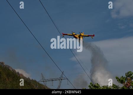 Die Brände der letzten Tage im Nationalpark der Abruzzen, an den Hängen des Gran Sasso, bedrohen die Hauptstadt Abbruzzes. Zahlreiche Angestellte, darunter Freiwillige, Katastrophenschutz und Feuerwehrleute. Am 3. August 2020 in L'Aquila, Italien. (Foto von Riccardo Fabi/NurPhoto) Stockfoto