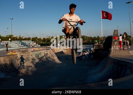 Jugendliche skaten und führen Tricks in einem lokalen Skatepark in Istanbul, Türkei, am 3. August 2020 während der Eid al-Adha-Ferien durch. (Foto von Erhan Demirtas/NurPhoto) Stockfoto