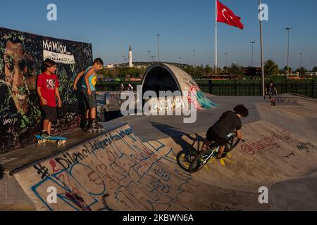 Jugendliche skaten und führen Tricks in einem lokalen Skatepark in Istanbul, Türkei, am 3. August 2020 während der Eid al-Adha-Ferien durch. (Foto von Erhan Demirtas/NurPhoto) Stockfoto