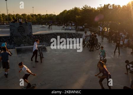 Jugendliche skaten und führen Tricks in einem lokalen Skatepark in Istanbul, Türkei, am 3. August 2020 während der Eid al-Adha-Ferien durch. (Foto von Erhan Demirtas/NurPhoto) Stockfoto