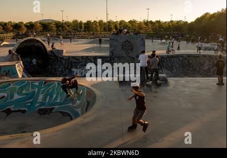 Jugendliche skaten und führen Tricks in einem lokalen Skatepark in Istanbul, Türkei, am 3. August 2020 während der Eid al-Adha-Ferien durch. (Foto von Erhan Demirtas/NurPhoto) Stockfoto