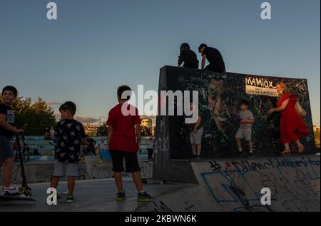 Jugendliche skaten und führen Tricks in einem lokalen Skatepark in Istanbul, Türkei, am 3. August 2020 während der Eid al-Adha-Ferien durch. (Foto von Erhan Demirtas/NurPhoto) Stockfoto