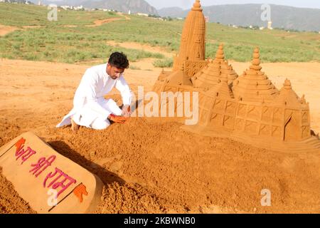 Der indische Sandkünstler Ajay Rawat gibt am 2. August 2020 im Vorfeld der bahnbrechenden Zeremonie für den Bau des RAM-Tempels in Ayodhya, in Pushkar, Rajasthan, Indien, eine letzte Note seiner Skulptur auf dem RAM-Tempel. (Foto von Himanshu Sharma/NurPhoto) Stockfoto