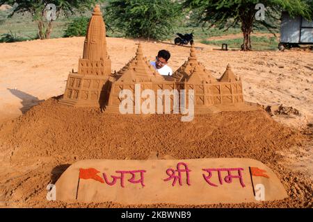 Der indische Sandkünstler Ajay Rawat gibt am 2. August 2020 im Vorfeld der bahnbrechenden Zeremonie für den Bau des RAM-Tempels in Ayodhya, in Pushkar, Rajasthan, Indien, eine letzte Note seiner Skulptur auf dem RAM-Tempel. (Foto von Himanshu Sharma/NurPhoto) Stockfoto