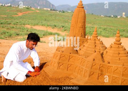 Der indische Sandkünstler Ajay Rawat gibt am 2. August 2020 im Vorfeld der bahnbrechenden Zeremonie für den Bau des RAM-Tempels in Ayodhya, in Pushkar, Rajasthan, Indien, eine letzte Note seiner Skulptur auf dem RAM-Tempel. (Foto von Himanshu Sharma/NurPhoto) Stockfoto