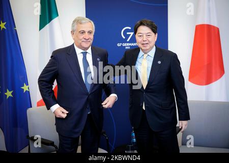 (LR) Antonio Tajani, Außenminister Italiens, und Yoshimasa Hayashi, Außenminister Japans, wurden während der bilateralen Gespräche beim Treffen G7 in Münster am 4. November 2022 aufgezeichnet. Stockfoto