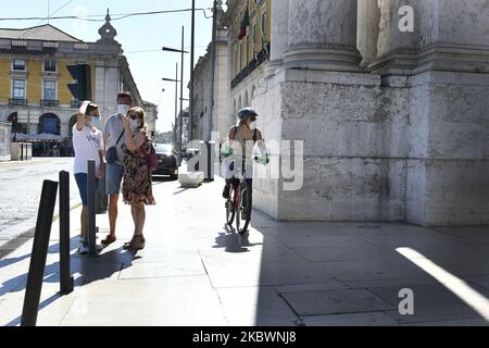 Mehrere Touristen mit Schutzmasken gehen am 4. August 2020 in der Nähe des Bogens der Rua de Augusta, Lissabon, Portugal. Portugal meldete am Montag, dem 3. August, seinen ersten Tag ohne COVID-19-Todesfälle seit Mitte März und meldete gleichzeitig die niedrigste Anzahl neuer Fälle seit fast drei Monaten. Das Fehlen von Todesfällen wurde auf einer Pressekonferenz von AntÃ³nio Lacerda Sales als „positive Note of Hope“ hervorgehoben. (Foto von Jorge Mantilla/NurPhoto) Stockfoto