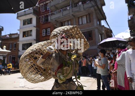 Eine nepalesische Maskentänzerin, die während des Gai Jatra- oder Cow-Festivals in Panga, Kirtipur, Kathmandu, Nepal, am Dienstag, den 04. August, rituelle Tänze aufführt, 2020. Anlässlich des Gai Jatra- oder Kuh-Festivals feiern die Nepalesen mit dem Gedenken an die Verstorbenen und zollen den verstorbenen Seelen Tribut. Eine Kuh wird von Hindus als heilig angesehen, die glauben, dass sie dem verstorbenen Verwandten helfen wird, in den Himmel zu reisen. (Foto von Narayan Maharjan/NurPhoto) Stockfoto