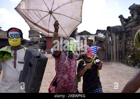 Nepalesische Maskentänzerin, die während des Gai Jatra- oder Cow-Festivals am Dienstag, den 04. August, in Panga, Kirtipur, Kathmandu, Nepal, ein Drama aufführt, 2020. Anlässlich des Gai Jatra- oder Kuh-Festivals feiern die Nepalesen mit dem Gedenken an die Verstorbenen und zollen den verstorbenen Seelen Tribut. Eine Kuh wird von Hindus als heilig angesehen, die glauben, dass sie dem verstorbenen Verwandten helfen wird, in den Himmel zu reisen. (Foto von Narayan Maharjan/NurPhoto) Stockfoto