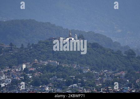 Ein Stadtbild von Kathmandu zusammen mit Swoyambhunath Stupa eine alte religiöse Architektur von Kirtipur, Kathmandu, Nepal am Dienstag, 04. August 2020. (Foto von Narayan Maharjan/NurPhoto) Stockfoto