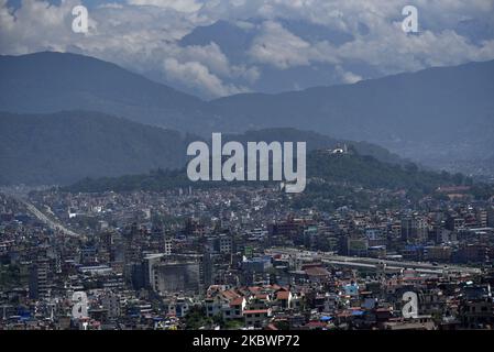 Ein Stadtbild von Kathmandu zusammen mit Swoyambhunath Stupa eine alte religiöse Architektur von Kirtipur, Kathmandu, Nepal am Dienstag, 04. August 2020. (Foto von Narayan Maharjan/NurPhoto) Stockfoto
