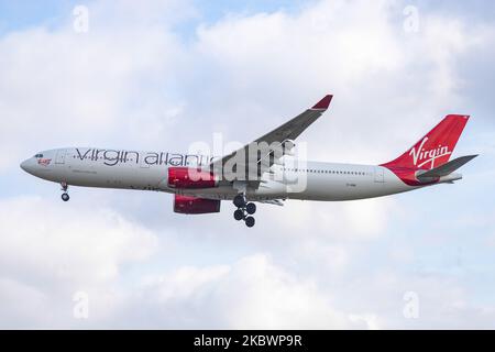 Ein Virgin Atlantic Airbus A330-300-Flugzeug, das am 4. August 2020 bei einem endgültigen Landeanflug auf dem LHR EGLL International Airport in London, Großbritannien, flog. Das Großflugzeug Virgin Atlantic Airways hat die Registrierung G-VINE und den Namen Champagne Belle. Die Langstreckenfluggesellschaft von Richard Branson meldete am Dienstag, den 4. August 2020, aufgrund der Coronavirus-Pandemie Covid-19, in New York den Konkurs des Kapitels 15 an, nachdem mehr als 3000 Arbeitsplätze abgebaut, Flugzeuge ausscheiden und Stützpunkte geschlossen wurden. (Foto von Nicolas Economou/NurPhoto) Stockfoto