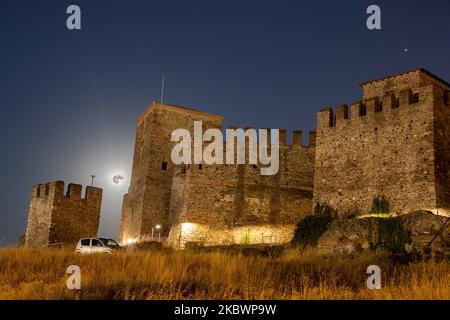 Der Sommer-August-Vollmond, der am 3. August 2020 von Thessaloniki aus gesehen als Sturgeon-Mond bezeichnet wird. Der Mond steigt über der Heptapyrgion oder Yedi Kule auf, einem archäologischen Denkmal, Wahrzeichen und Attraktion für die Stadt, einer byzantinischen und osmanischen Festung, die sich an der nördlichen osterecke der Akropolis von Thessaloniki befindet, die als Festung der sieben Türme übersetzt wird. Griechenland hat mehrere archäologische Stätten für Besucher geöffnet während der Nacht des August Vollmondes, jedes Jahr, mit freiem Eintritt zu den Stätten, Museen, Tour mit Führern, Hosting-Konzerte, Veranstaltungen etc. Der Mond ist ein A Stockfoto