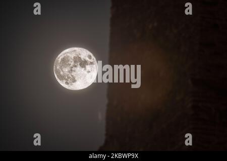 Der Sommer-August-Vollmond, der am 3. August 2020 von Thessaloniki aus gesehen als Sturgeon-Mond bezeichnet wird. Der Mond steigt über der Heptapyrgion oder Yedi Kule auf, einem archäologischen Denkmal, Wahrzeichen und Attraktion für die Stadt, einer byzantinischen und osmanischen Festung, die sich an der nördlichen osterecke der Akropolis von Thessaloniki befindet, die als Festung der sieben Türme übersetzt wird. Griechenland hat mehrere archäologische Stätten für Besucher geöffnet während der Nacht des August Vollmondes, jedes Jahr, mit freiem Eintritt zu den Stätten, Museen, Tour mit Führern, Hosting-Konzerte, Veranstaltungen etc. Der Mond ist ein A Stockfoto