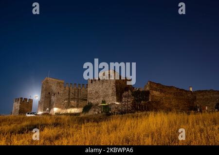 Der Sommer-August-Vollmond, der am 3. August 2020 von Thessaloniki aus gesehen als Sturgeon-Mond bezeichnet wird. Der Mond steigt über der Heptapyrgion oder Yedi Kule auf, einem archäologischen Denkmal, Wahrzeichen und Attraktion für die Stadt, einer byzantinischen und osmanischen Festung, die sich an der nördlichen osterecke der Akropolis von Thessaloniki befindet, die als Festung der sieben Türme übersetzt wird. Griechenland hat mehrere archäologische Stätten für Besucher geöffnet während der Nacht des August Vollmondes, jedes Jahr, mit freiem Eintritt zu den Stätten, Museen, Tour mit Führern, Hosting-Konzerte, Veranstaltungen etc. Der Mond ist ein A Stockfoto