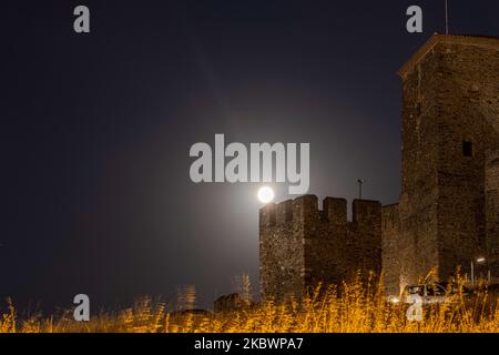 Der Sommer-August-Vollmond, der am 3. August 2020 von Thessaloniki aus gesehen als Sturgeon-Mond bezeichnet wird. Der Mond steigt über der Heptapyrgion oder Yedi Kule auf, einem archäologischen Denkmal, Wahrzeichen und Attraktion für die Stadt, einer byzantinischen und osmanischen Festung, die sich an der nördlichen osterecke der Akropolis von Thessaloniki befindet, die als Festung der sieben Türme übersetzt wird. Griechenland hat mehrere archäologische Stätten für Besucher geöffnet während der Nacht des August Vollmondes, jedes Jahr, mit freiem Eintritt zu den Stätten, Museen, Tour mit Führern, Hosting-Konzerte, Veranstaltungen etc. Der Mond ist ein A Stockfoto