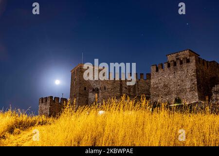 Der Sommer-August-Vollmond, der am 3. August 2020 von Thessaloniki aus gesehen als Sturgeon-Mond bezeichnet wird. Der Mond steigt über der Heptapyrgion oder Yedi Kule auf, einem archäologischen Denkmal, Wahrzeichen und Attraktion für die Stadt, einer byzantinischen und osmanischen Festung, die sich an der nördlichen osterecke der Akropolis von Thessaloniki befindet, die als Festung der sieben Türme übersetzt wird. Griechenland hat mehrere archäologische Stätten für Besucher geöffnet während der Nacht des August Vollmondes, jedes Jahr, mit freiem Eintritt zu den Stätten, Museen, Tour mit Führern, Hosting-Konzerte, Veranstaltungen etc. Der Mond ist ein A Stockfoto