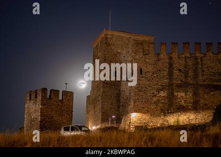 Der Sommer-August-Vollmond, der am 3. August 2020 von Thessaloniki aus gesehen als Sturgeon-Mond bezeichnet wird. Der Mond steigt über der Heptapyrgion oder Yedi Kule auf, einem archäologischen Denkmal, Wahrzeichen und Attraktion für die Stadt, einer byzantinischen und osmanischen Festung, die sich an der nördlichen osterecke der Akropolis von Thessaloniki befindet, die als Festung der sieben Türme übersetzt wird. Griechenland hat mehrere archäologische Stätten für Besucher geöffnet während der Nacht des August Vollmondes, jedes Jahr, mit freiem Eintritt zu den Stätten, Museen, Tour mit Führern, Hosting-Konzerte, Veranstaltungen etc. Der Mond ist ein A Stockfoto